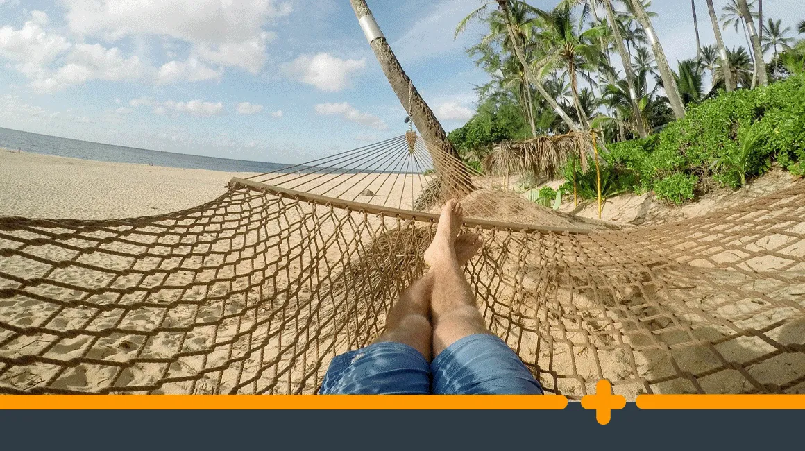 Osoba odpoczywająca w hamaku na tropikalnej plaży