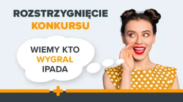 Uśmiechnięta kobieta w sukience ogłasza wyniki konkursu