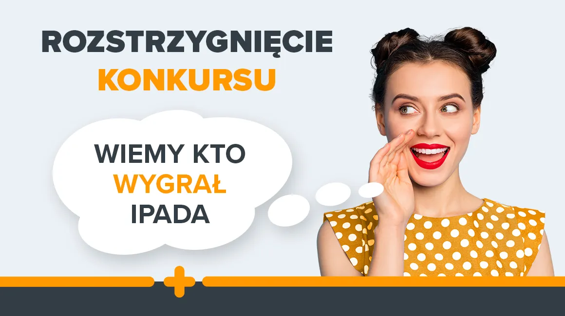 Uśmiechnięta kobieta w sukience ogłasza wyniki konkursu